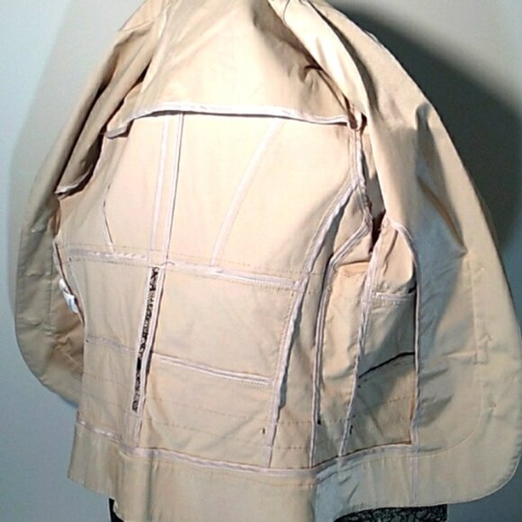 Beautiful Blazer Grazie Made in Italy Beige with Lace on bodice and cuffs - Picture 5 of 6